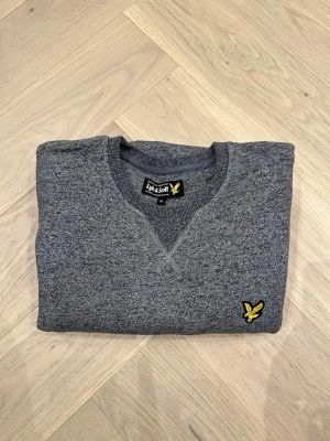 Lyle & Scott Sweatshirt - Grå Sweatshirt från Lyle & Scott  Storlek M Knappt använd Väldigt bra skick, utan anmärkningar  Rök- och djurfritt hem  Ställ gärna frågor vid minsta fundering😄