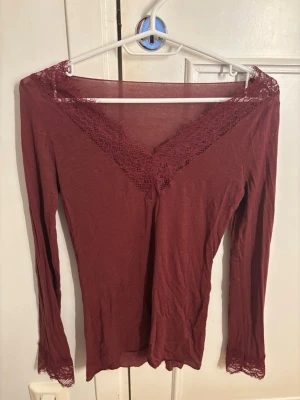 Vinröd långärmad topp med spets - Snygg vinröd långärmad intimissimi tröja med spets. Andvänd cirka 3 gånger❤️