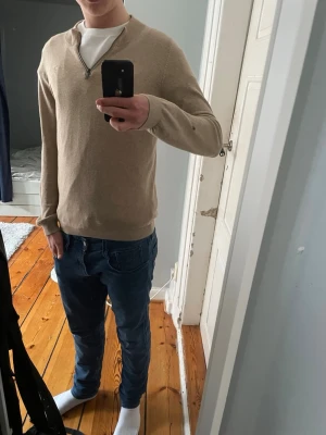 Beige halvzip-tröja Alvaro Moreno - Snygg beige halv zip tröja från Alvaro Moreno, perfekt plagg över en linne skjorta på sommaren