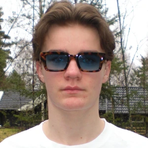 Solglasögon (Straps Of Sweden) - Helt nya solglasögon från Straps of Sweden.  Tidigare pris: 490 kr. Säljs nu till ett bättre pris då vi rensar ut samples/modeller.  • Helt nya • Stilren design • Passar de flesta ansiktsformer • Begränsat antal  Snabb leverans.  Kolla gärna vår Instagram: @strapsofsweden 