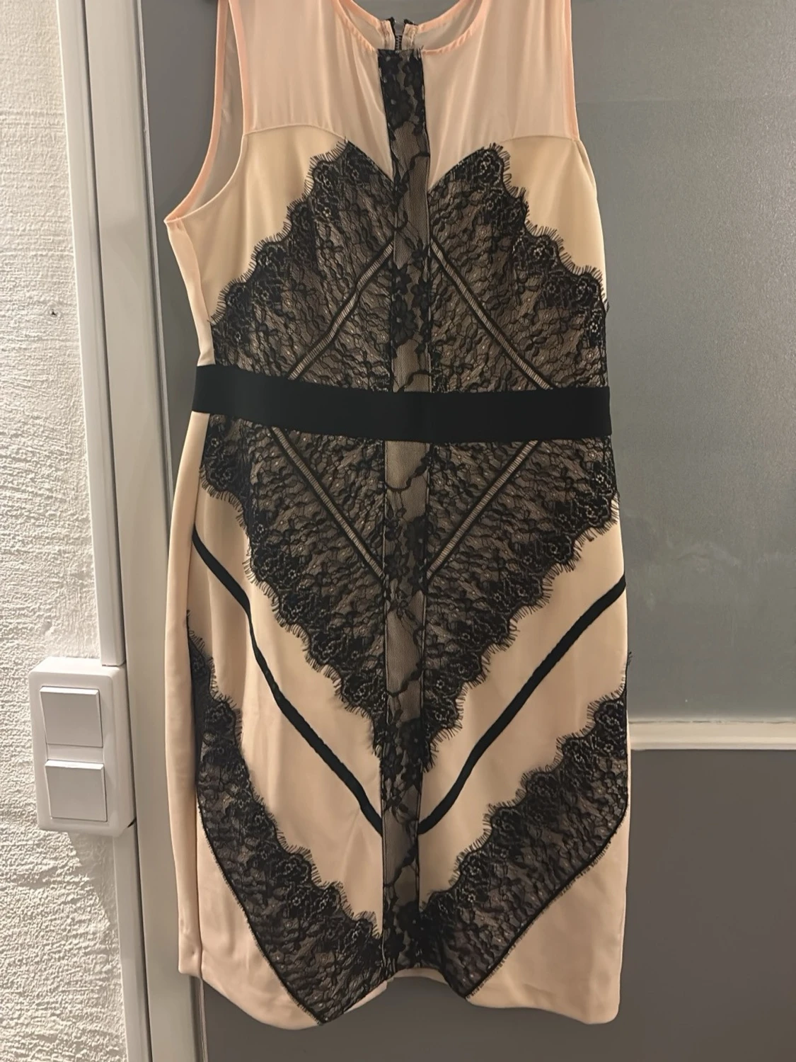 Beige klänning med svart spetsmönster