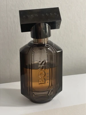 Hugo Boss The Scent Absolute parfym For her - En elegant parfym från Hugo Boss, The Scent Absolute For Her. Har en kryddig, lyxig doft. Är cirka 15-17ml kvar ur 30ml. gillar man kryddigare parfymer är denna perfekt!. Se alla bilder för skick 🙏🏽nypris: 945:-, säljs för 300:-, rimliga bud är välkomna, inte skambud! 💫Skickar med en extra liten gåv vid varje köp!