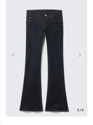 Mörkblå bootcut jeans - Hej! Säljer mina mörkblå bootcut jeans från cheap monday i stl 27/32, dom är använda 2ggr och i bra skick nypris 399kr🥰