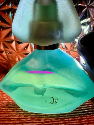 Salvador Dali turkos parfym Laguna  - Unik parfymflaska från Salvador Dali i frostat glas med turkos färg. Ca 85% kvar i en 30ml flaska. För mängd se bild. .