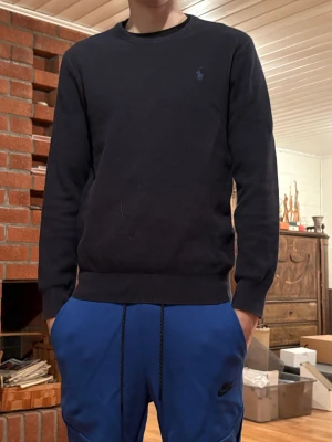 Mörkblå Ralph Lauren tröja   - Säljer min mörkblåa Ralph Lauren tröja för den är för liten. Inte använd mycket alls. Hör av er vid funderingar. 