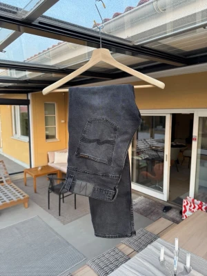 Nudie jeans  -  Nudie jeans - Grim Tim - Dark Cove. Bra skick, väl vårdade. W32/L32 