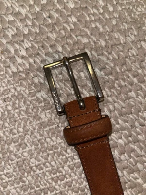 Skärp Morris - Bälte från morris i äkta hästskinn. Nypris ca 600kr. Säljer då jag inte har någon användning för det längre. 