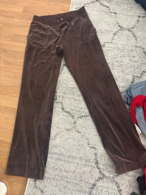 Juicy couture  - Säljer mina juicy couture byxor för 300kr inte jätte använda o tagit hand om väl dom är i storlek L och passar en L-M 