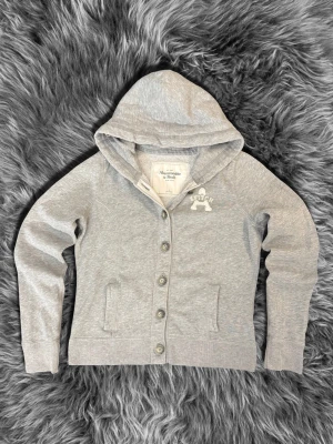 Abercrombie & Fitch tröja - En riktigt fet abercrombie fitch tröja dom är i topp skick. D står att den e l men den sitter som xs man kan också även titta på måtten om den passar👌