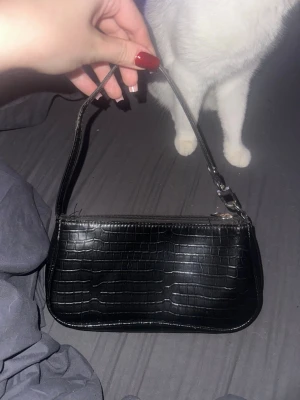 Svart axelväska  - Svart väska ifrån Shein, har inga defekter 