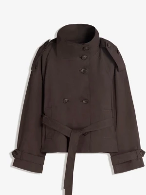 Bershka trenchcoat - Slutsåld trenchcoat från Bershka i mörkbrun! Den har dubbelknäppning, hög krage och axelklaffar. Jackan har ett matchande midjebälte och dekorativa knappar vid ärmsluten. Perfekt för dig som vill ha en stilren och trendig look. Storlek M men passar mig som har S. Helt ny med lappar kvar ❤️