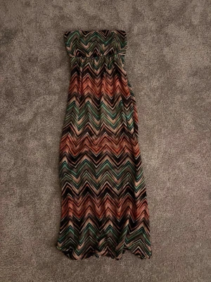 Långklänning zigzag - Supersnygg! Med trendigt zigzag mönster, okänd storlek och märke men skulle säga S, har vanligtvis XS och den är alldeles för stor för mig