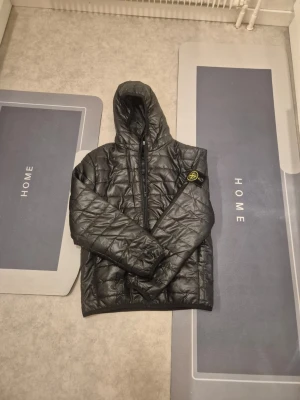 Stones Island jacka  - Snygg Stones Island jacka i storlek XS. riktigt skön varm passar bra årets. Bra skick inga defekter pris kan diskuteras  