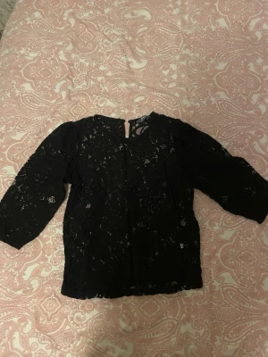 Spets topp - Säljer en stre kvarts ärmad spets topp som är skitsnygg att ha om man ska på fest eller något speciellt