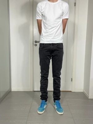 Replay Anbass Jeans  - Säljer nu dessa Replay Anbass Jeans, W32 och L34, skriv för fler bilder/frågor🙌🏼