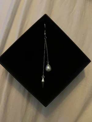 Silverörhänge - Ett silverörhänge som även finns att köpa i par så kolla mina andra annonser! Det är rostfritt stål.