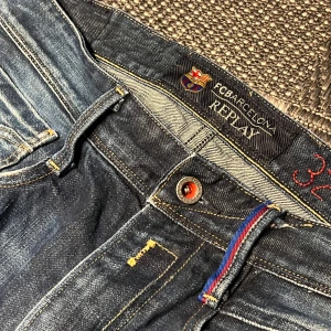 Sällsynta Barcelona Replays Anbass 32/30 - Säljer ett sällsynt par Barcelona Replay jeans. Modellen är anbass och storleken är W32 L30