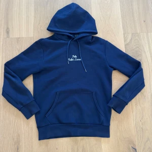 Mörkblå hoodie från Polo Ralph Lauren - Säljer denna feta Ralph Lauren Hoodie. Hoodien är i strl xs och passar dig som är runt 165-175 cm lång. Den är i väldigt bra skick och använd fåtal gånger. Pris kan även diskuteras🤝