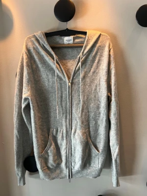 Grå cashmere hoodie från John Henric - Mjuk grå ziphoodie i cashmere från John Henric. 