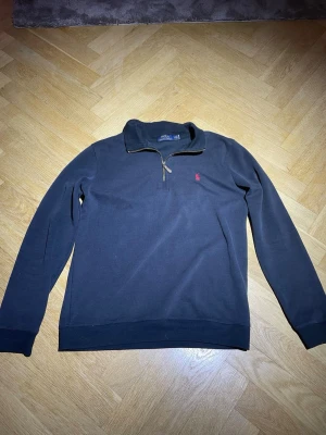 Polo ralph lauren half zip - Stillig ralph lauren half zip! Använd ett par gånger men fortfarande bra skick förutom en liten fläck (se sista bilden) men den är knappt synlig. Säljer för att har fått massa andra ny kläder så använder knappt denna längre. Kan gå ner i pris vid snabb affär! Skriv om du har några funderingar!
