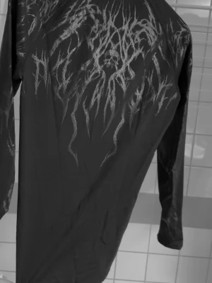 Svart långärmad t-shirt med tryck - Säljer en fin träningströja från breathdivinity. Kvitto finns 