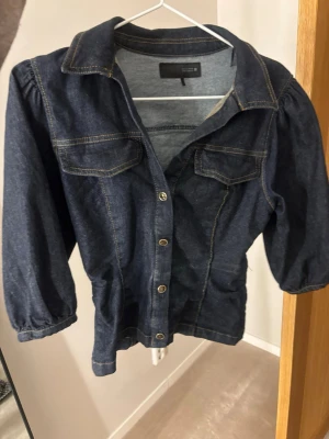 Mörkblå jeansjacka med puffärm - Säljer en jenas topp som är slutsåld på Zara. Använd 1 gång 