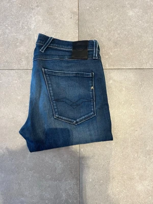 Replay anbass - Tjena, säljer nu dessa riktigt snygga Replay anbass i Stl W33 L32. Dom är i riktigt bra skick. Nypris 1600✅Vid minsta funderingar så är det bara att höra av sig//Allt gott