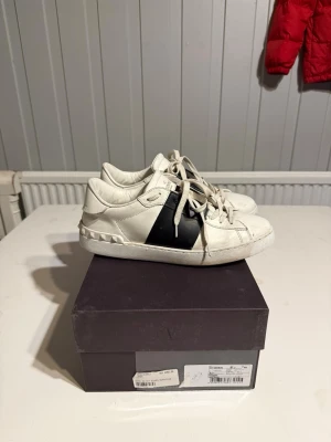 Valentino opens  - Hej! Säljer ett par valentino opens i storlek 40. Nypris: 6950 mitt pris: 3250. Skorna är i bra skick.