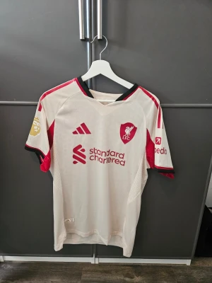 Liverpool borta tröja 25/26 - Säljer liverpools borta tröja från denna säsong med Kerkez 6 på ryggen. Det är en replika men det är bra kvalité. Pris går att diskutera.
