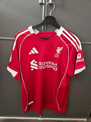 Liverpool hemma tröja 25/26 - Säljer en replika av liverpools hemma tröja denna säsong med Wirtz 7 på ryggen. Pris kan diskuteras 