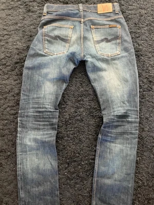 Nudie Jeans - Säljer ett par väldigt fetta jeans från Nudie.                Jeansen har en väldigt nice fade. Storlek 32 34 men sitter lite mindre. Nypris cirka 2500.           Hör av er vid frågor.