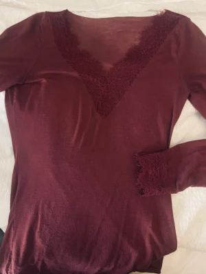 Vinröd intimissmi topp - Vinröd långärmad intimissmi topp med spets.