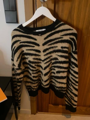 Stickad tröja från NAKD i storlek M - jätte fin stickad tröja med fina mönster från NAKD i storlek M