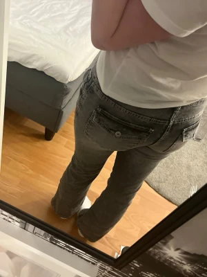 Grå raka jeans med fickdetaljer❤️😘 - Säljer ett par grå jeans med raka ben och snygga fickdetaljer bak. Jeansen har en tvättad look och klassisk femficksmodell. Passar perfekt till en avslappnad stil och är gjorda i mjukt denimtyg.❤️