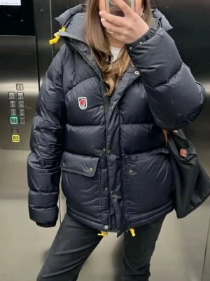 Svart dunjacka från Fjällräven - Marinblå Fjällräven jacka. Storlek XXS, men passar även S då den är lite större, i den äldre modellen🖤pris kan självklart diskuteras. I jätte bra skick