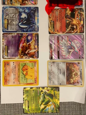 Pokémonkort blandade GX och EX - Säljer ett gäng Pokémonkort med blandade motiv, inklusive GX, EX och vanliga kort. Flera holografiska och färgglada kort med olika Pokémon som Vulpix, Virizion och Ninetales. Korten är av papp och har klassisk rektangulär form, perfekt för samlare eller spelare.