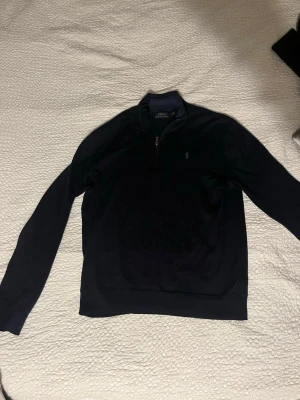 Navy Ralph Lauren Zip - Mörkblå Ralph Lauren Quarter Zip, storlek S men jag använde och brukar ha större M, satt ganska tajt då men var snyggt o funkade fint. Har ett litet hål i slutet av ärmen som jag knappt lagt märke till.