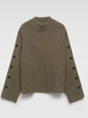 Olivgrön stickad tröja med knappar - Snygg  olivgrön stickad tröja med hög hals och vida ärmar. Snygga svarta knappar längs hela ärmarna. 