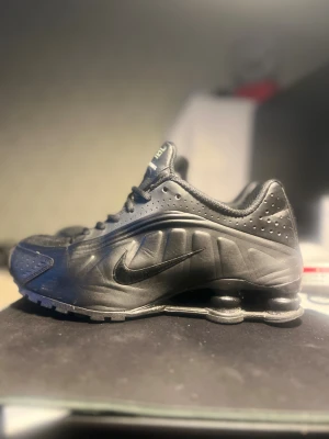  Nike Shox  - Nike Shox sneakers i helsvart med ikonisk fjädrande sula och snygga detaljer. Till salu