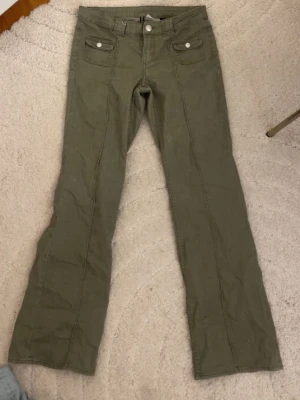 Gröna jeans - Super snygga unika gröna jeans. Inga defekter alls. Köpt ifrån en tjej på vinted. Material är som jeans material. Använd fåtal gånger.