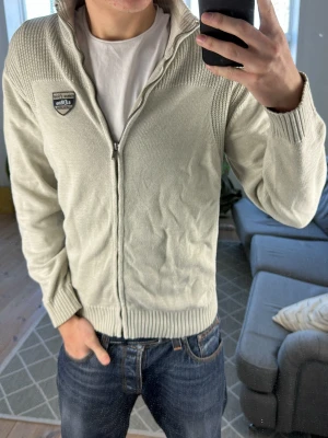 Stickad beige zip tröja  - Stilren och väldigt snygg! Mått; A:52 B:52 C:44 D:62 (cm) Skriv vid fundering 😊🙌