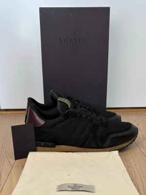 Valentino rockrunners  - Valentino Rockrunners | Skick - 8/10 - mycket bra | Storlek - 42 passar 43 | Äkta | Box, dustbag och kort ingår | Hör av er vid frågor eller funderingar 🙌