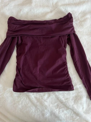 Offshoulder topp - Säljer denna slutsålda offshoulder topp från gina. 