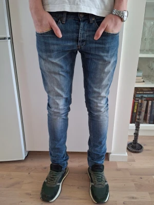 Dondup George  - Riktigt snygga Dondup jeans med schysta slitningar. Skick 9/10. Storlek 30. Innerben 75cm ytterben 99cm. Skriv vid minsta funderingar! 