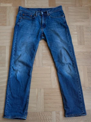 Levi's 514 - Säljer dessa snygga Levis jeansen, modell 514 och har en straight passform.  Midja 42cm, innerbenslängd 77cm, ben öppning 19,5cm.