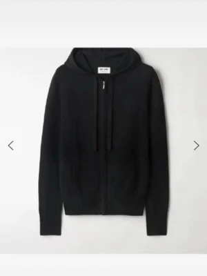 Svart hoodie från Soft Goat - Klassisk svart hoodie från Soft Goat i mjuk kashmir. Dragkedja framtill, två fickor och justerbar huva med snören. Helt ny och använd 1 gång. Köpt för ca 3 tusen 