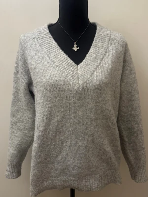 Ljusgrå långärmad tjocktröja - Jättemysig tjocktröja som passar till allt! Står storlek XS men passar också S