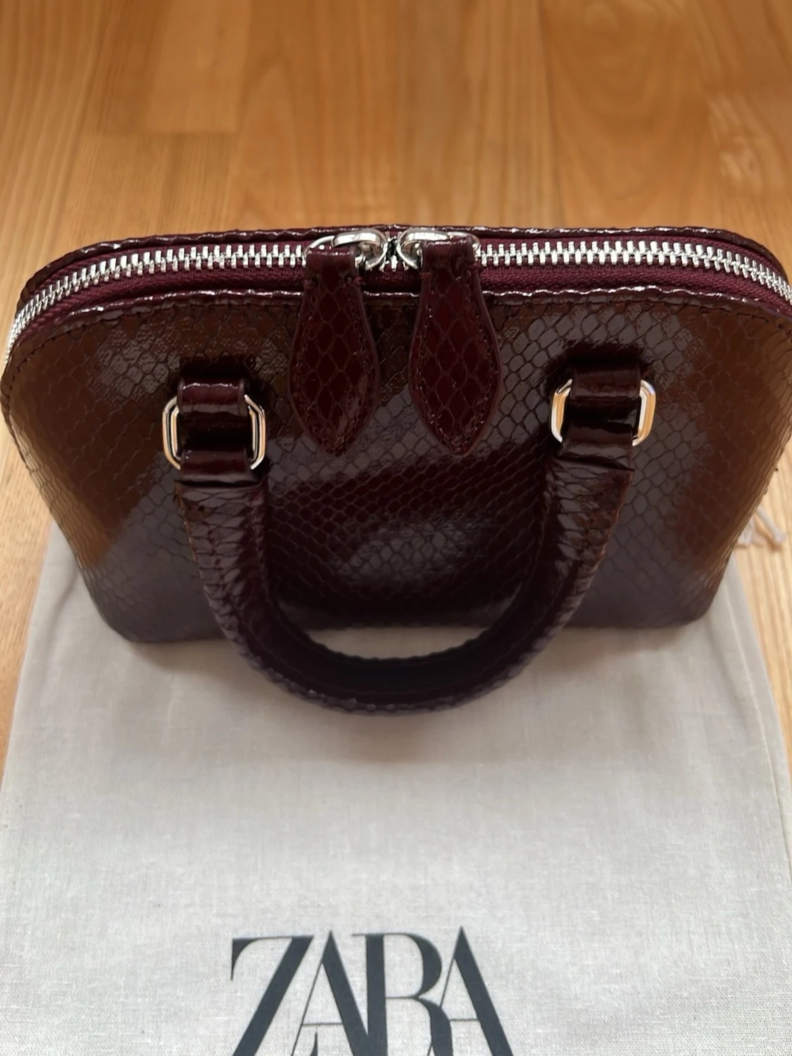 Vinröd handväska i ormmönstrat från Zara