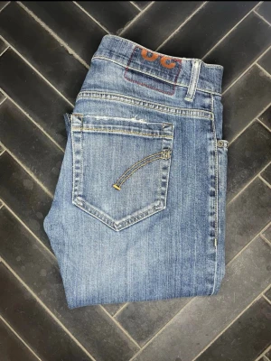 Dondup George  - Säljer dessa svin snygga dondup George i strorlek w30 riktig snygg färg och perfekt till dig som letar nya byxor till våren (ny pris 3000kr) hör av dig vid minsta fråga 🤩🎉