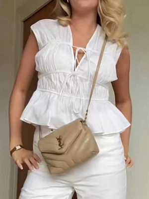 Vit volangblus med knyt - Söt vit blus med volanger och knyt framtill❤️